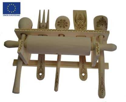 Set de cuisine avec étagère avec 2 pilons, 1 fourchette, 1 cuillère à sauce le 1 Set de cuisine avec étagère avec 2 pilons, 1 fourchette, 1 cuillère à sauce le
